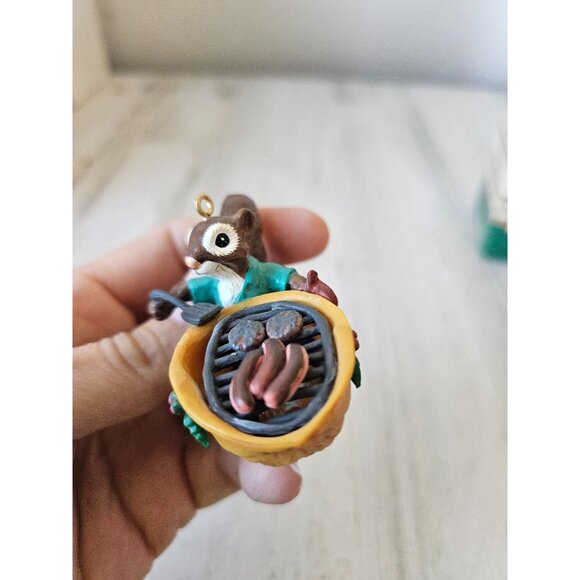 Enesco Xmas cookout squirrel grill ornament vintage in a nutshell second 1989 - Picture 6 of 10